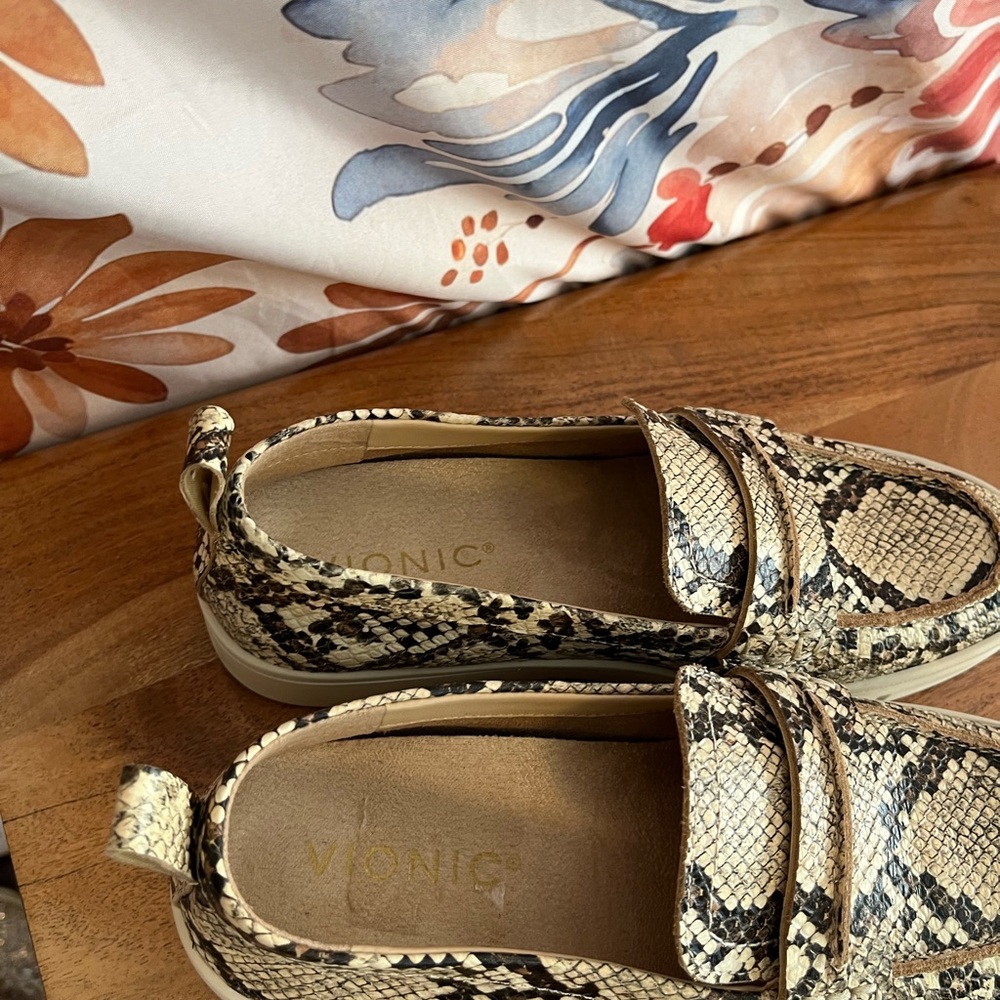 Vionic Womens 5 Chantel Lug Sole Ivory Snakeskin Print Slip On Loafer Shoes - Picture 9 of 11